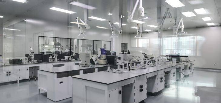 Meble laboratoryjne – jakie standardy powinny spełniać?